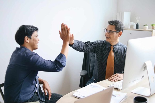 Comment une entreprise peut-elle structurer juridiquement un partenariat avec une université pour des recherches en biotechnologie?